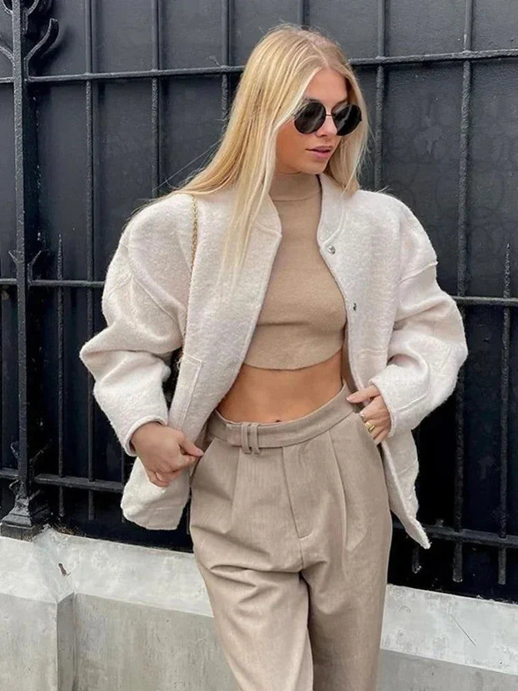 Modelo con una prenda de moda