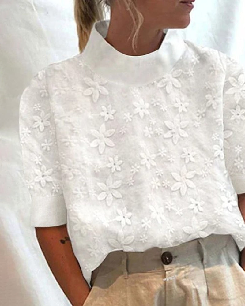 Blusa con cuello alto liso bordado